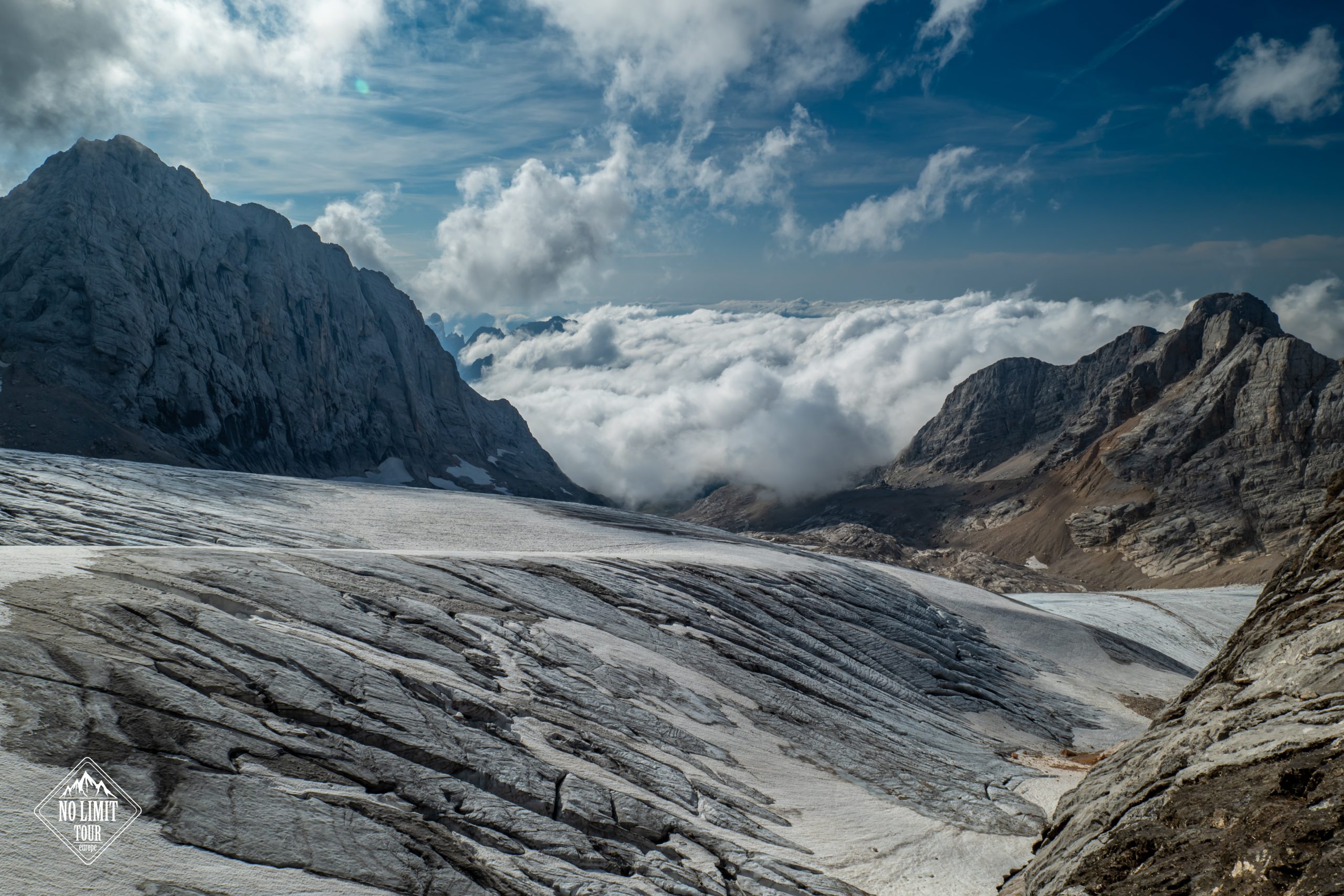 Výhled za vrcholu Niederer Dachstein na ledovec Großer Gosaugletscher