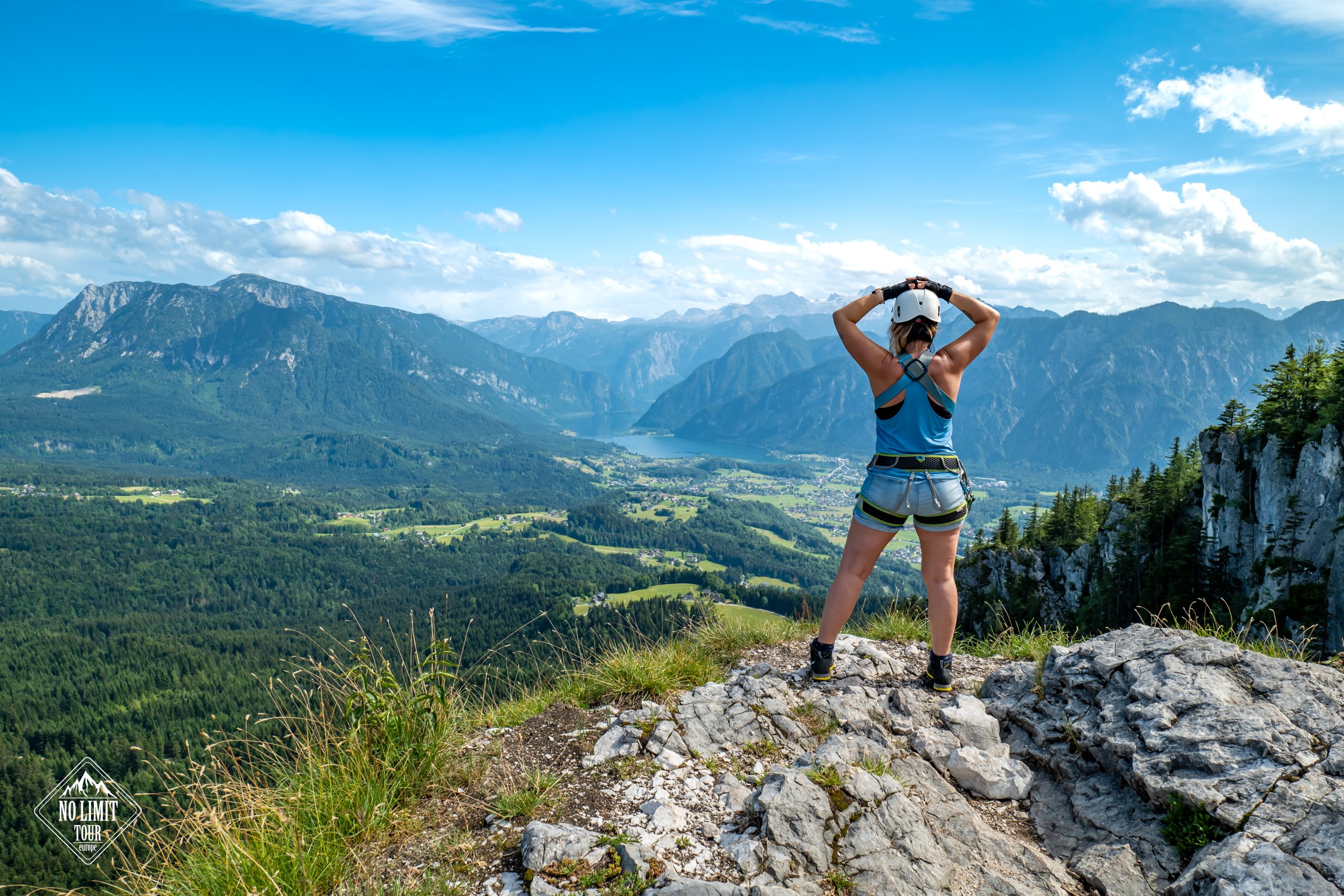 žena na vrcholu ferraty mein land dein land klettersteig